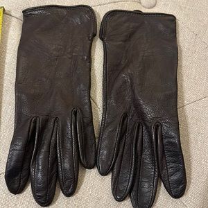 Leather gloves in dark brown
